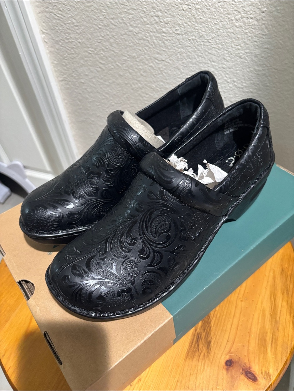 B.O.C. Women’s Black Embossed Slip-On Clogs 10M NWT